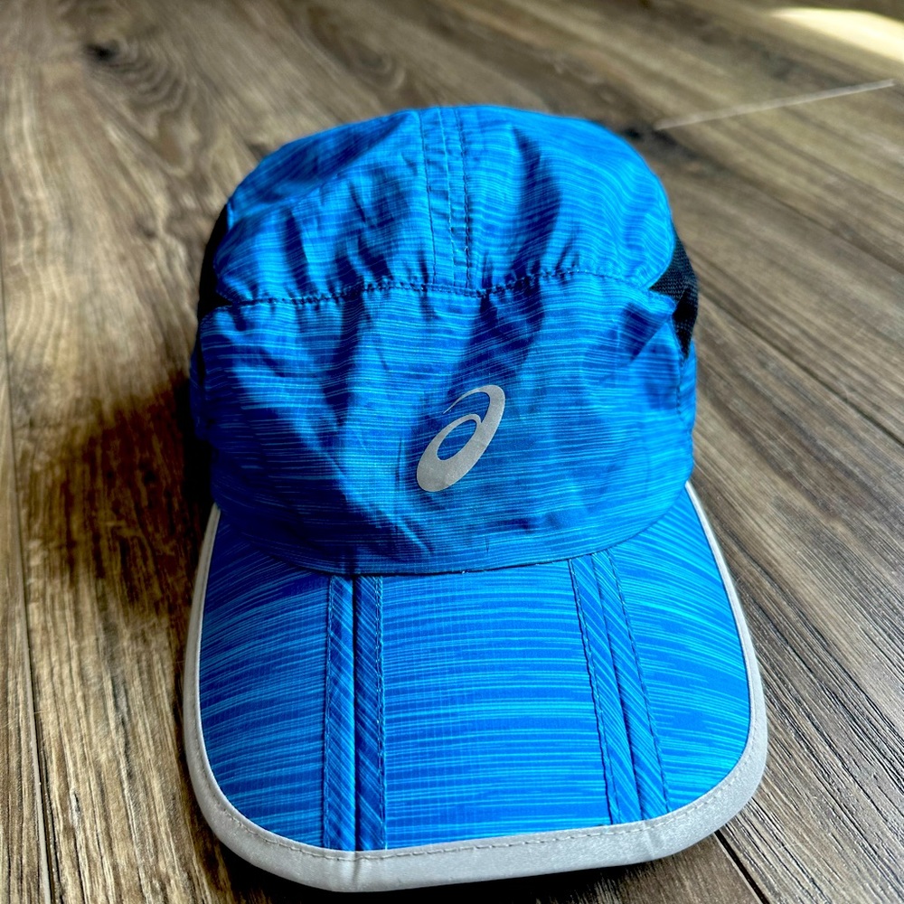 ASIC’s kids athletic baseball hat. Blue